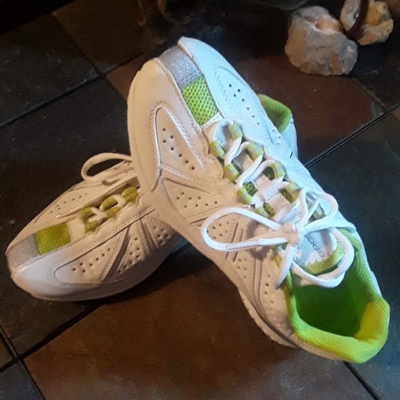 brooks leather tennis shoes